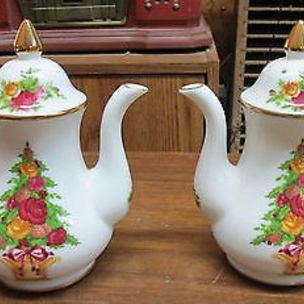 ROYAL ALBERT OLD COUNTRY ROSE CHRISTMAS PEPPER SET